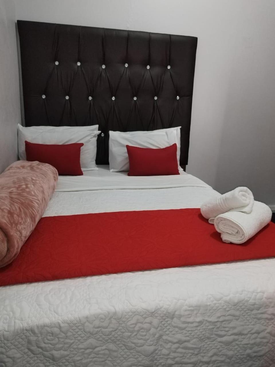 The Croc Guest House Springs  Exteriér fotografie