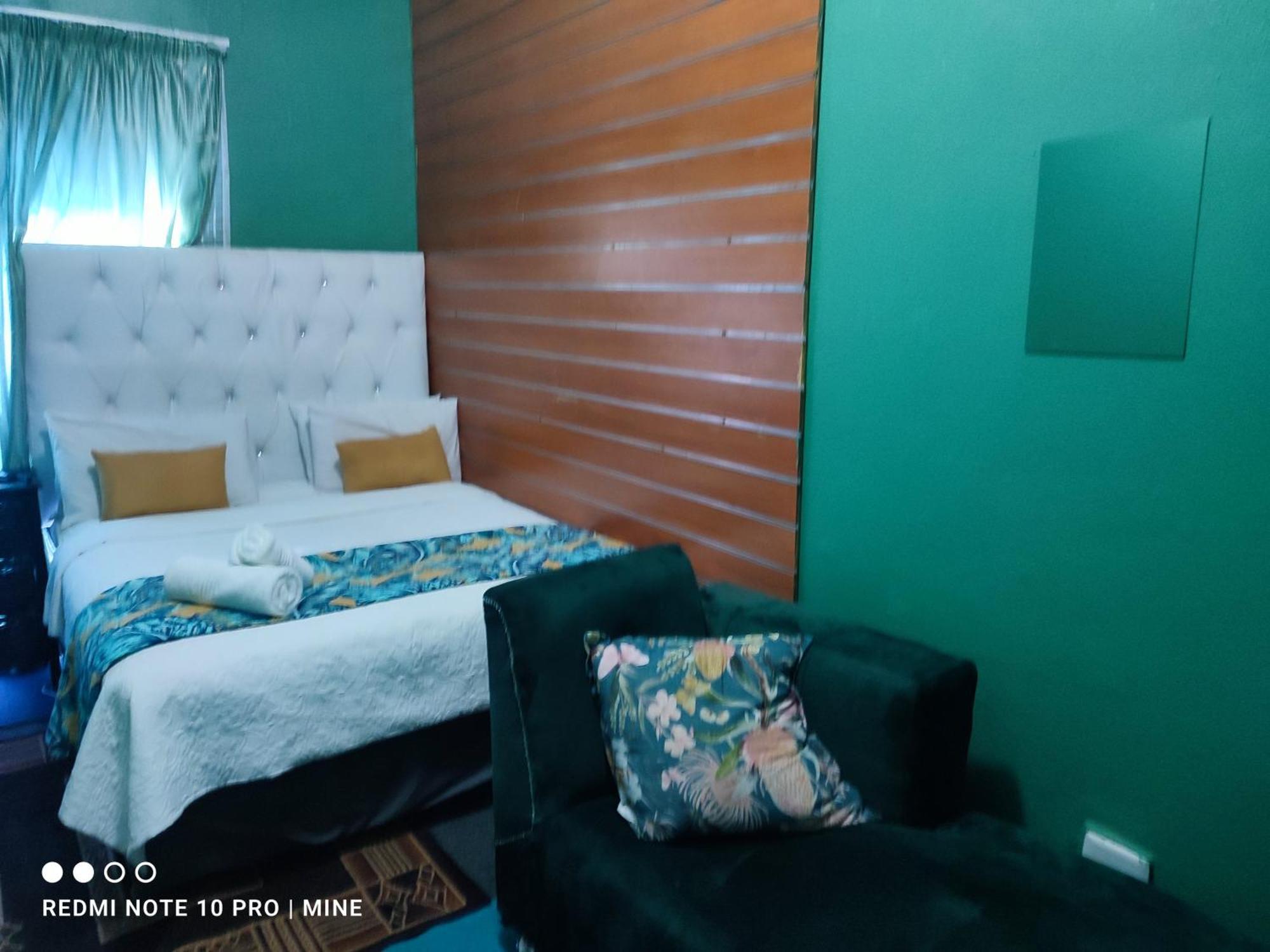 The Croc Guest House Springs  Exteriér fotografie