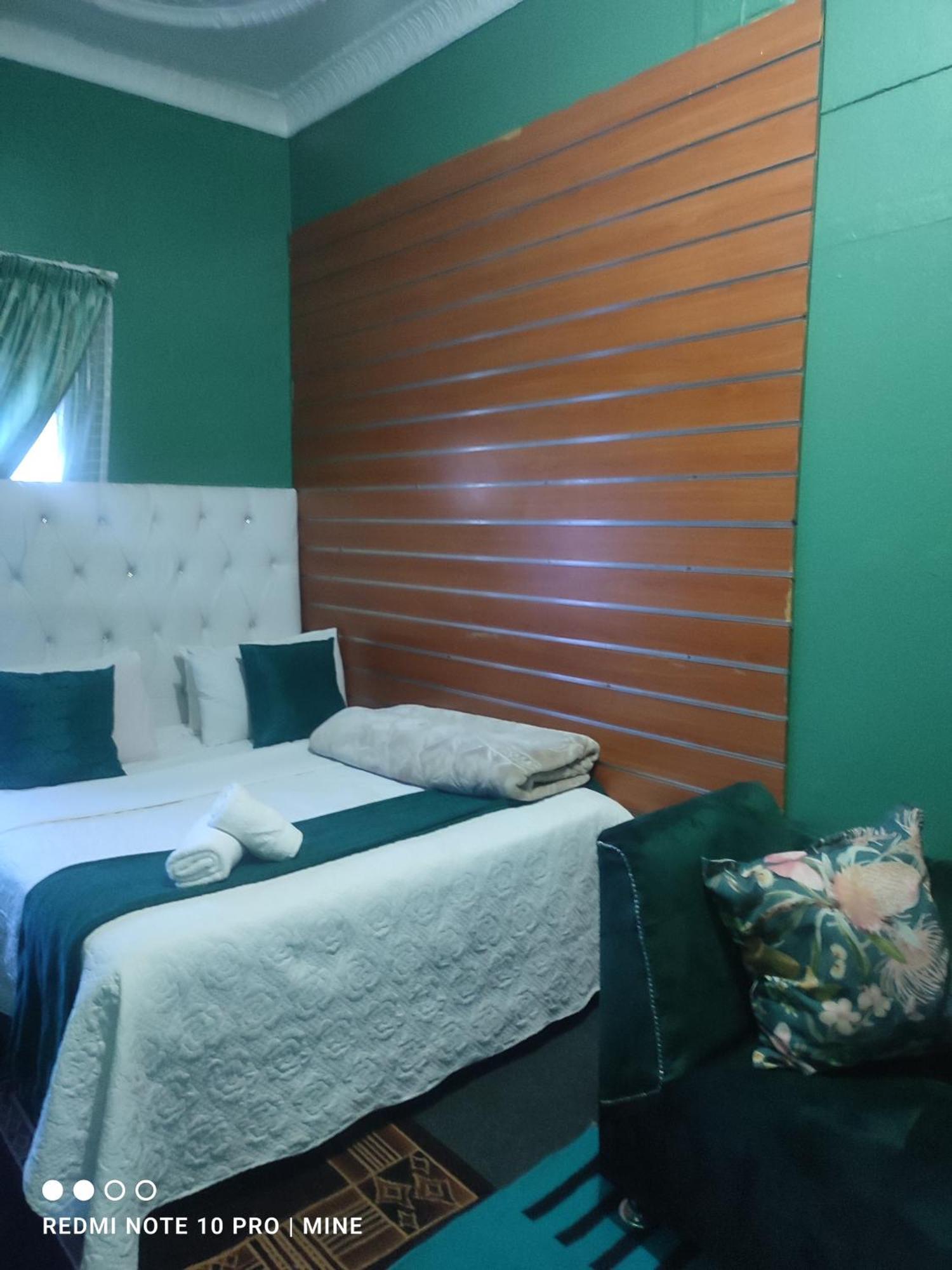 The Croc Guest House Springs  Exteriér fotografie